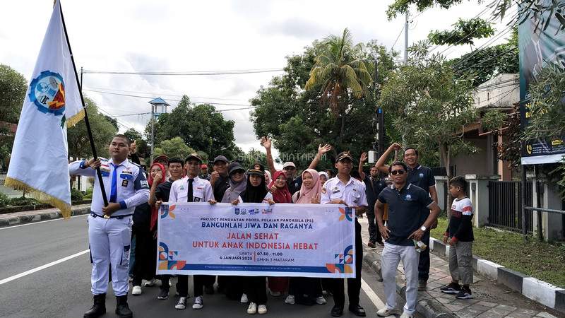 SMK Negeri 3 Mataram Peringati Ulang Tahun ke-54 dengan Jalan Sehat