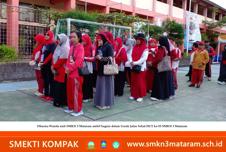 Pengurus dan Anggota Dharma Wanita Unit SMKN 3 Mataram Ikut Gerak Jalan Sehat