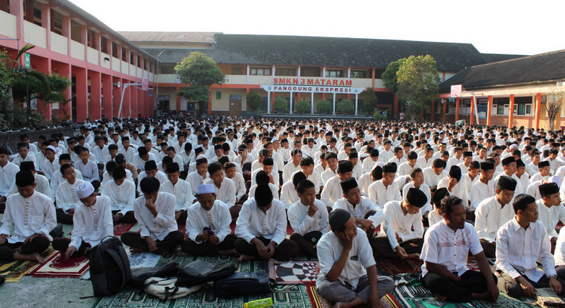 Kegiatan Imtaq di SMKN 3 Mataram Diawali dengan Shalat Dhuha Bersama