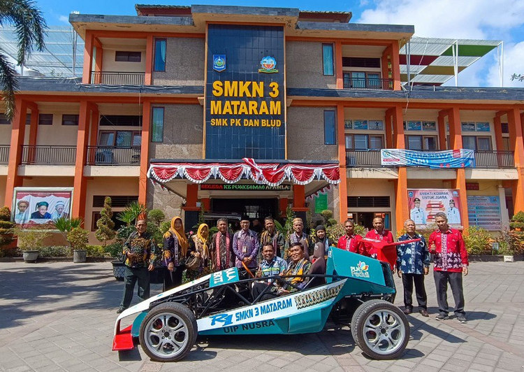 Pengawas Kalimanata Timur Studi Tiru di SMKN 3 Mataram